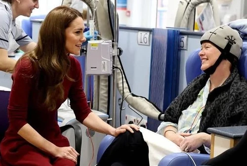 Dalle punture alla cuffia per non perdere i capelli Kate Middleton svela i dettagli della sua malattia