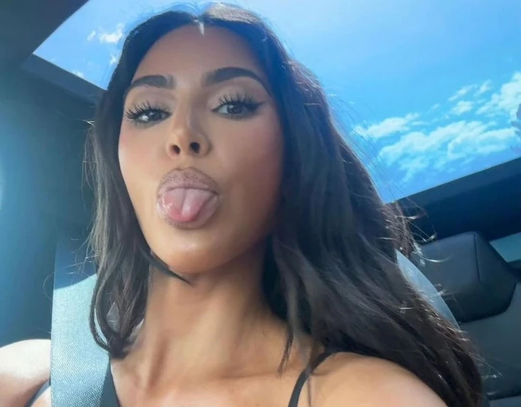 Kim Kardashian fra la seduzione anni 50 e il sogno di diventare avvocata Il web però la prende in giro