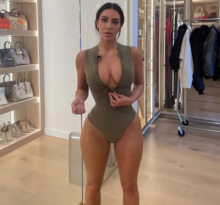 Kim Kardashian fra la seduzione anni 50 e il sogno di diventare avvocata Il web però la prende in giro