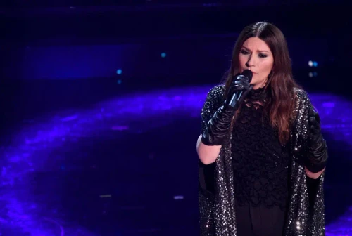 Laura Pausini compie 50 anni e festeggia con i fan