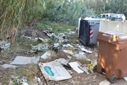 La spiaggia Tuerredda una delle perle della Sardegna ridotta a letamaio le foto shock