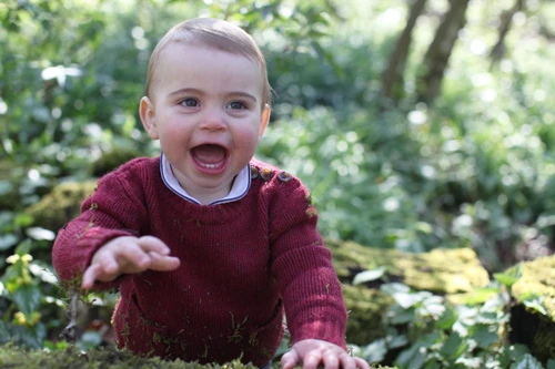 Mai visti prima così liberi di giocare i principini nel giardino di mamma Kate