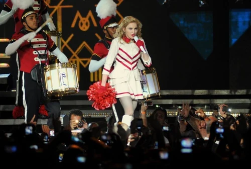 Madonna ricoverata per una grave infezione batterica tour rinviato