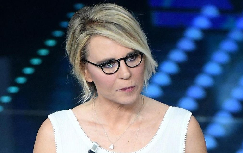 Si dichiara a Maria De Filippi e sconvolge “Uomini e Donne”: ecco come ha risposto la conduttrice