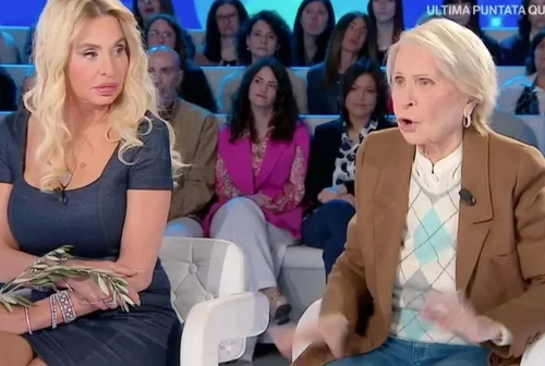 Gelo tra Valeria Marini e sua mamma Sbloccami il cellulare Ecco perché non si parlano più