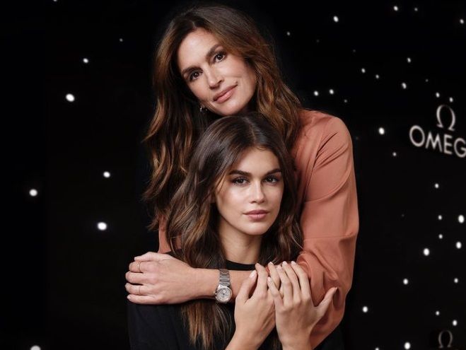 Cindy Crawford e la figlia Kaia Gerber a Parigi scambiate per sorelle 