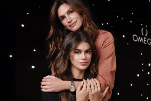 Cindy Crawford e la figlia Kaia Gerber a Parigi scambiate per sorelle 