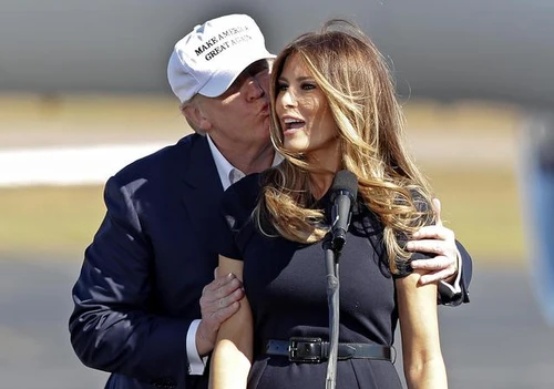 Il giallo del trasferimento alla Casa Bianca e laccordo di nozze rinegoziato Melania è arrivista come Trump