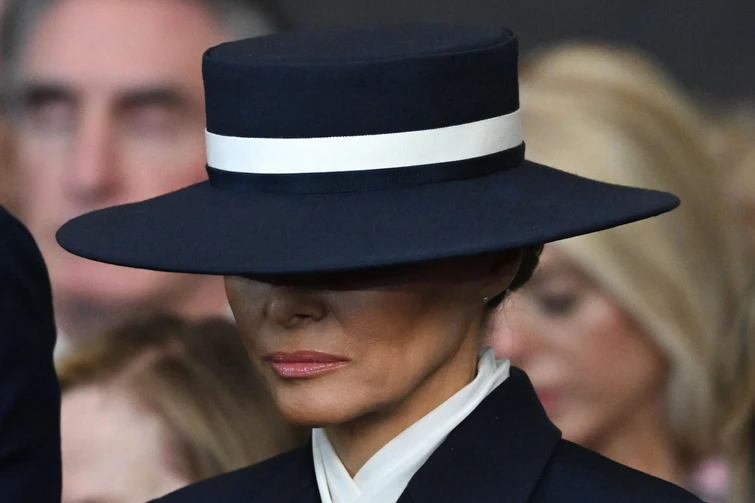 Melania Trump il cappelloscudo e il lookcorazza al giuramento di Donald il messaggio celato tra i vestiti