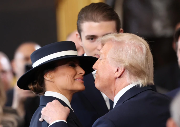 Melania Trump il cappelloscudo e il lookcorazza al giuramento di Donald il messaggio celato tra i vestiti