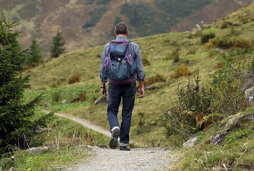 Mai più bimbi in montagna senza protezioni come preparare lo zaino e il decalogo per escursioni sicure