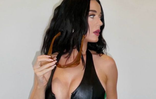Katy Perry a seno nudo e in pelliccia
