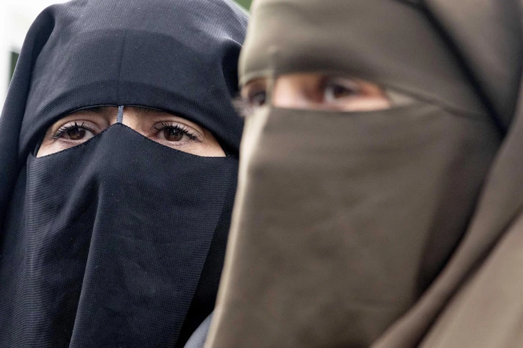 A scuola col niqab, ecco chi alzerà il velo per il riconoscimento. E scoppia la polemica