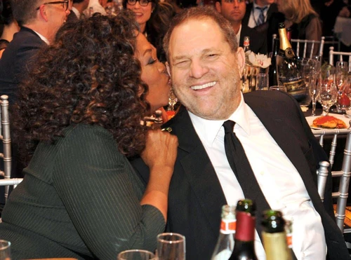 Oprah Winfrey for president si scaglia contro i molestatori ma un tempo posava con Weinstein