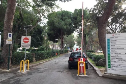 Bimba nasce in auto nel parcheggio dellospedale insolito parto a Cagliari