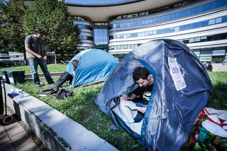 Studiare lontano da casa è una “mission impossible”: le case introvabili e le cifre assurde che le famiglie devono pagare per i figli fuori sede