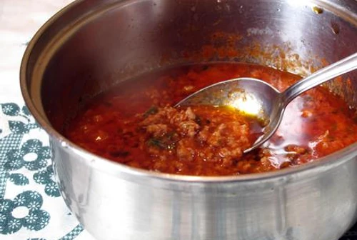 Vegana minaccia di morte la madre che fa il ragù