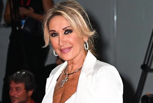 Simona Tagli dice addio alla castità Ecco con chi mi piacerebbe rompere il voto