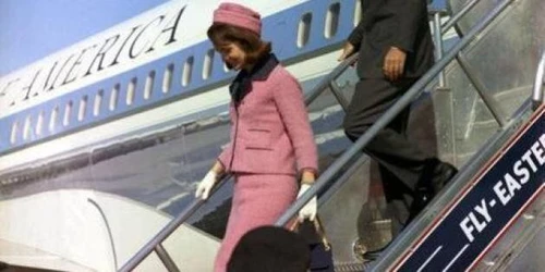 Il tailleur rosa di Jackie Kennedy macchiato di sangue resterà un mistero per altri 80 anni