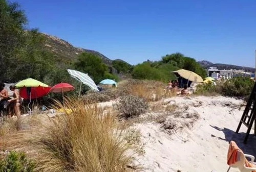 La spiaggia Tuerredda una delle perle della Sardegna ridotta a letamaio le foto shock