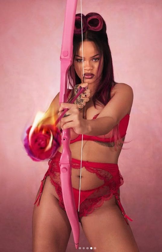 Rihanna cupido super sexy mostra il lato B