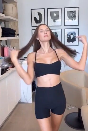 Bianca Balti mostra la nuova parrucca e non perde mai il sorriso e la grinta nonostante il tumore