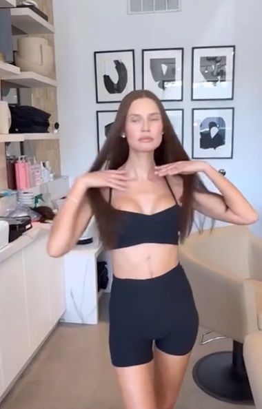 Bianca Balti mostra la nuova parrucca e non perde mai il sorriso e la grinta nonostante il tumore