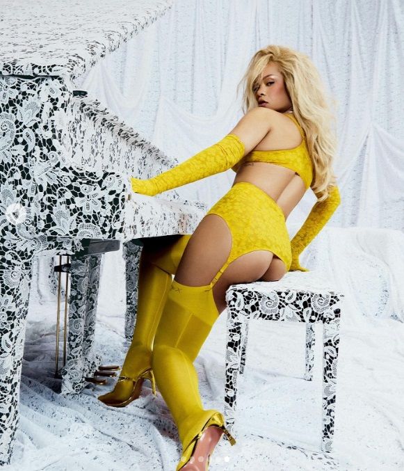 Giallo Rihanna e gli scatti da milioni di visualizzazioni che fanno impazzire i fan