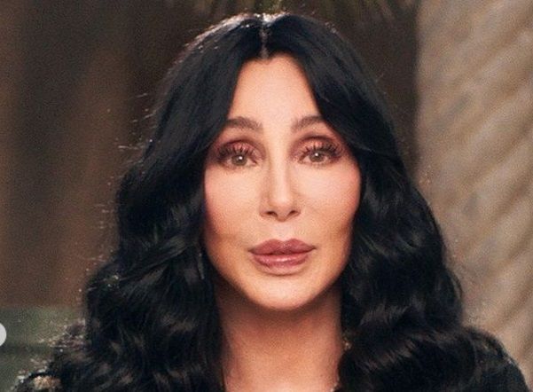 Cher e l'autobiografia che lei non ha letto. “Quella volta in cui volevo morire e cosa mi fece cambiare idea”