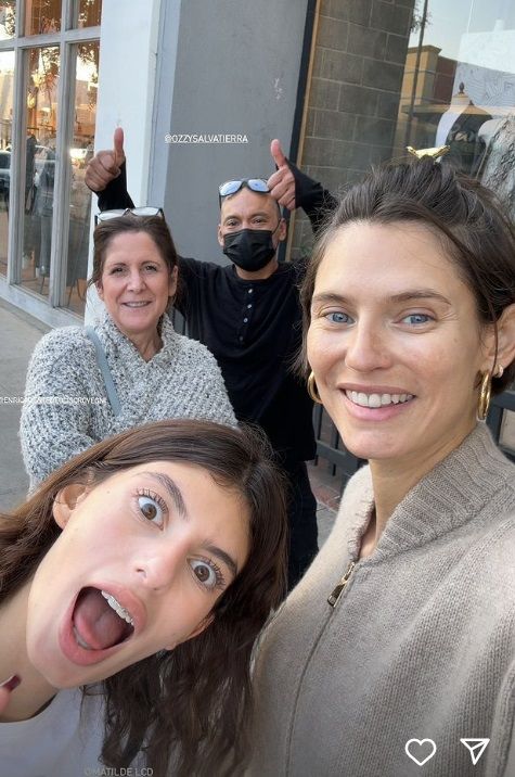 Bianca Balti ha iniziato la chemioterapia e si mostra come sempre sorridente e coraggiosa il sostegno della figlia 