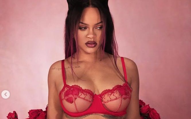 Rihanna cupido super sexy mostra il lato B