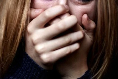 Sondaggio shock fra i ragazzi baciare e toccare senza consenso non è violenza la confusione fra molestie e romanticismo