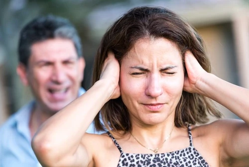 Vietato stare in pigiama e sprecare briciole di pane le regole raccapriccianti imposte alla moglie