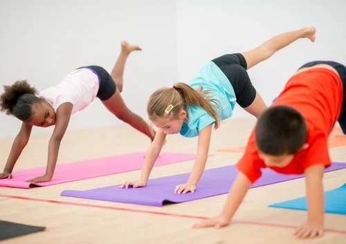 Yoga a scuola al posto dellora ginnastica lipotesi di Gentiloni per migliorare lapprendimento